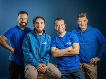 🔵 Cette semaine nous vous présentons notre équipe de ℂ𝕆𝕌𝕍ℝ𝔼𝕌ℝ𝕊

✅ Josian, Eddy, Quentin, Thierry et Bryan (absent sur la photo)
      Couvreurs...