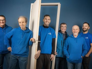 🔵 Cette semaine, nous vous présentons notre équipe de 𝕄𝔼ℕ𝕌𝕀𝕊𝕀𝔼ℝ𝕊

✅ Romain et Anthony sont spécialisés en pose de menuiseries extérieures
✅ Jacques, Alain et...