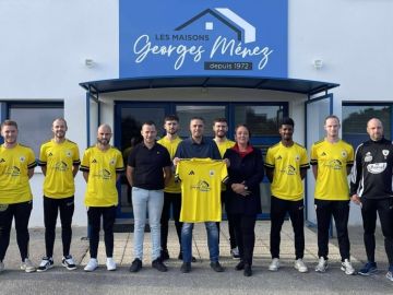 C'est avec plaisir que nous avons reçu les GSY BOURG-BLANC dans nos bureaux de BOURG-BLANC pour la présentation des nouveaux maillots.
Fiers de notre ancrage...