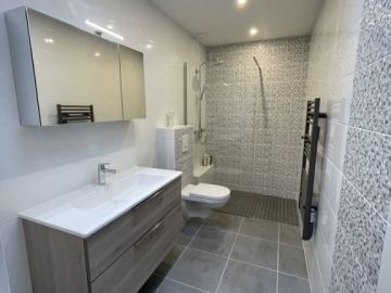 🔵ℤ𝕆𝕆𝕄 𝕊𝕌ℝ 𝕃𝔸 𝕊𝔸𝕃𝕃𝔼 𝔻𝔼 𝔹𝔸𝕀ℕ𝕊

✨ Une salle de bains classique et intemporelle dans laquelle la lumière naturelle s’invite par un skydome