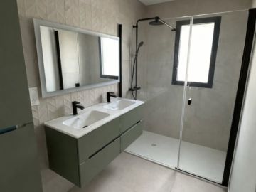 🔵ℤ𝕆𝕆𝕄 𝕊𝕌ℝ 𝕃𝔸 𝕊𝔸𝕃𝕃𝔼 𝔻𝔼 𝔹𝔸𝕀ℕ𝕊
 
✨Une salle de bains aux tons beiges sublimée par un meuble vert qui apporte une touche naturelle. L'ensemble crée une...