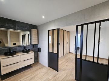 🔵ℤ𝕆𝕆𝕄 𝕊𝕌ℝ 𝕃𝔸 𝕊𝔸𝕃𝕃𝔼 𝔻𝔼 𝔹𝔸𝕀ℕ𝕊

✨ Véritable coup de ❤ pour cette salle de bains spacieuse ou l’alliance des matériaux lui donne un rendu à la fois design et...