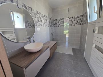 🔵ℤ𝕆𝕆𝕄 𝕊𝕌ℝ 𝕃𝔸 𝕊𝔸𝕃𝕃𝔼 𝔻𝔼 𝔹𝔸𝕀ℕ𝕊

✨ Salle de bains spacieuse au style épuré et intemporel, 🛁pensée pour allier confort, lumière et sérénité