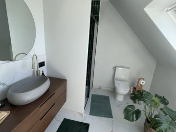 Ce mois-ci :
🔵ℤ𝕆𝕆𝕄 𝕊𝕌ℝ 𝕃𝔸 𝕊𝔸𝕃𝕃𝔼 𝔻𝔼 𝔹𝔸𝕀ℕ𝕊

✨La salle de bains est aujourd’hui bien plus qu’un simple espace fonctionnel.
Elle est devenue une pièce...