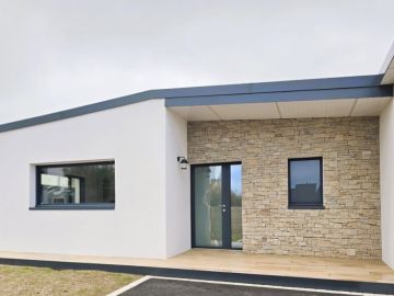 🔵ℤ𝕆𝕆𝕄 𝕊𝕌ℝ 𝕃𝔸 𝔽𝔸ℂ̧𝔸𝔻𝔼

✨Façade d'entrée accueillante et chaleureuse en parement pierre

La pierre naturelle apporte un cachet et une authenticité immédiate...