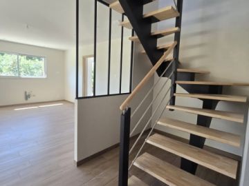 🔵ℤ𝕆𝕆𝕄 𝕊𝕌ℝ 𝕃'𝔼𝕊ℂ𝔸𝕃𝕀𝔼ℝ

✨ Élégance & modernité

Escalier en bois Hévéa, limon central épuré et rampe en tube inox pour une touche résolument moderne.

Placé au...