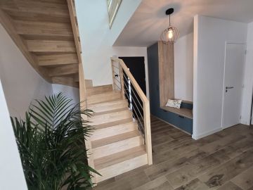 🔵 ℤ𝕆𝕆𝕄 𝕊𝕌ℝ 𝕃'𝔼𝕊ℂ𝔸𝕃𝕀𝔼ℝ

Conçu pour s’intégrer aussi bien dans un environnement moderne que plus classique, cet escalier se distingue par la qualité de ses...