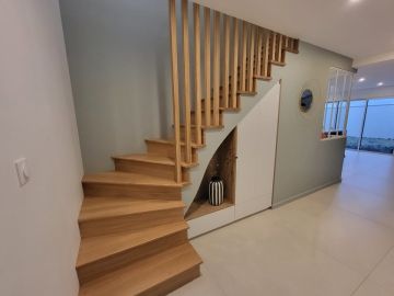 🔵ℤ𝕆𝕆𝕄 𝕊𝕌ℝ 𝕃'𝔼𝕊ℂ𝔸𝕃𝕀𝔼ℝ

Escalier en béton sublimé par un habillage en chêne 
✨la rencontre du brut et du naturel

👉Marches en chêne par Menuiserie Des Abers