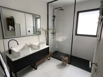 🔵 ℤ𝕆𝕆𝕄 𝕊𝕌ℝ 𝕃𝔸 𝕊𝔸𝕃𝕃𝔼 𝔻𝔼 𝔹𝔸𝕀ℕ𝕊

✨ Une salle de bains moderne, épurée et baignée de lumière naturelle