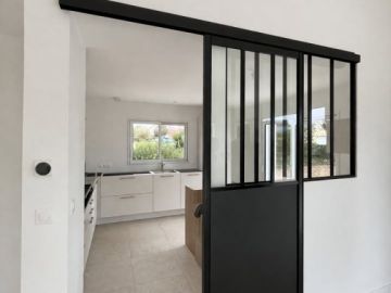 🔵 ℤ𝕆𝕆𝕄 𝕊𝕌ℝ 𝕃𝔸 𝕍𝔼ℝℝ𝕀𝔼ℝ𝔼

✨Cette verrière type atelier avec sa porte coulissante est un vrai plus pour structurer l’espace avec style