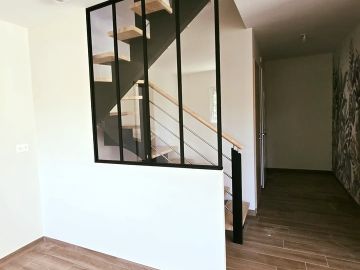 🔵 ℤ𝕆𝕆𝕄 𝕊𝕌ℝ 𝕃𝔸 𝕍𝔼ℝℝ𝕀𝔼ℝ𝔼

✨Une verrière au niveau de l'escalier est la solution la plus efficace et esthétique pour mettre en valeur cet espace souvent sombre...